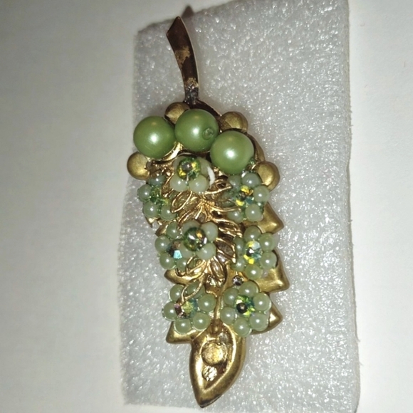 Green Bead Embellished Goldtone Leaf Vintage Brooch - Picture 8 of 10
